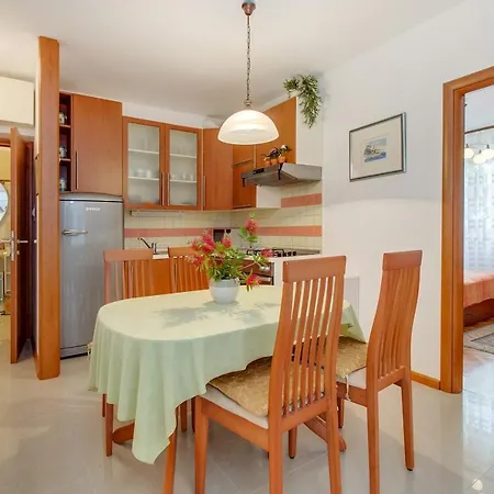 With A Parking Space * مالي لوشينغْ