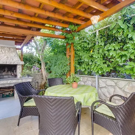 With A Parking Space مالي لوشينغْ