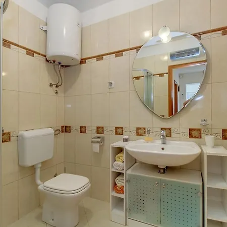 With A Parking Space مالي لوشينغْ