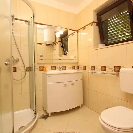 With A Parking Space مالي لوشينغْ