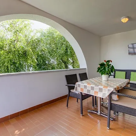 With A Parking Space شقة *